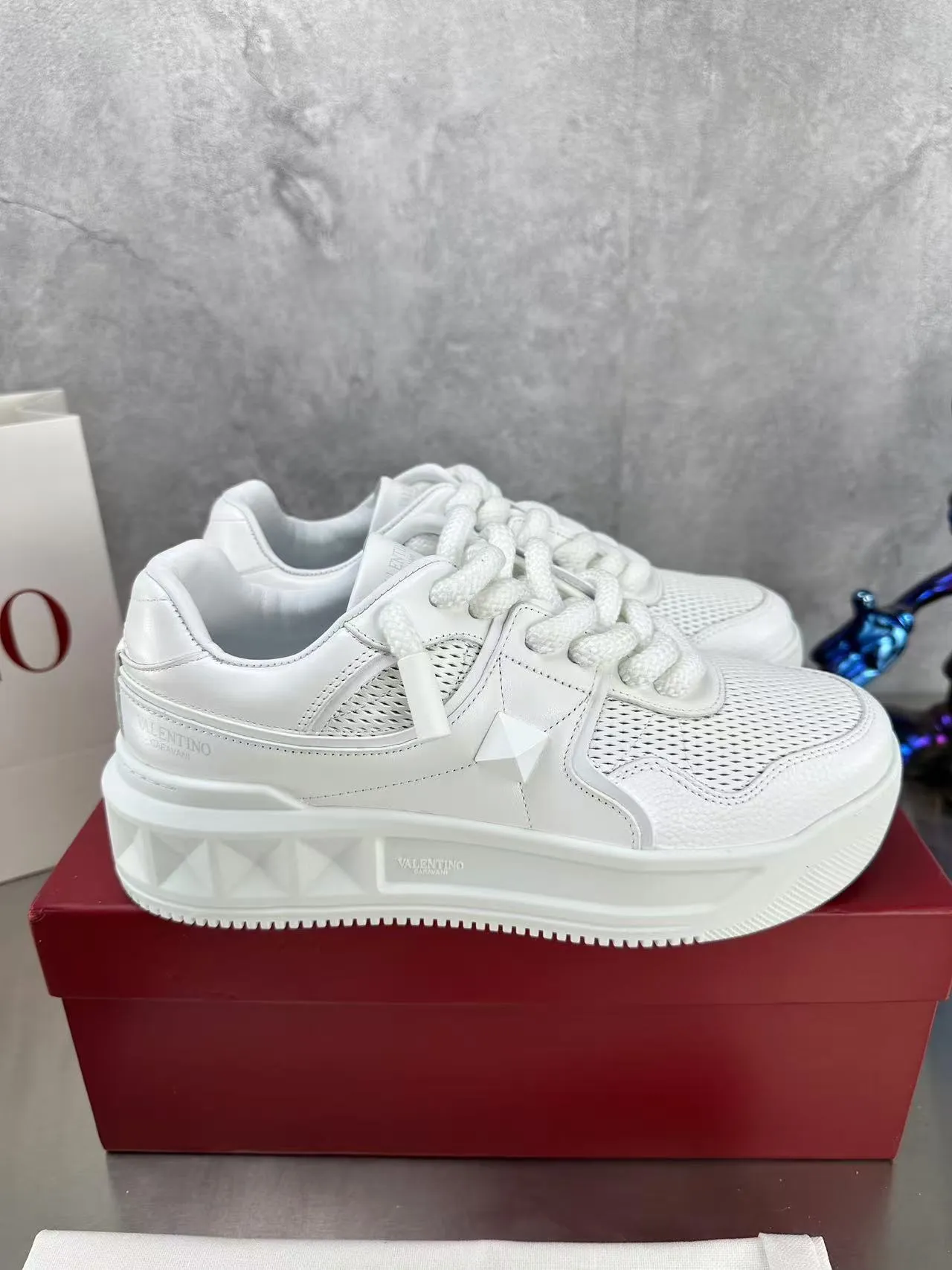 👟👟Ex-factory price 640👟👟 🔺Valentino🔺Valentino new casual shoes 2023 latest model hot style for catwalk couples, thick shoelaces, the same style as Elsa Hosk, Zhang Yixing, Guan Xiaotong and many other stars 🔥 Top version + lasting process, full oil edge on the upper. Fabric: Customized cowhide + cowhide lining with breathable mesh. Outsole: original molded TPU thickened outsole. Size for women is 35-40. Men’s size is 39-45.